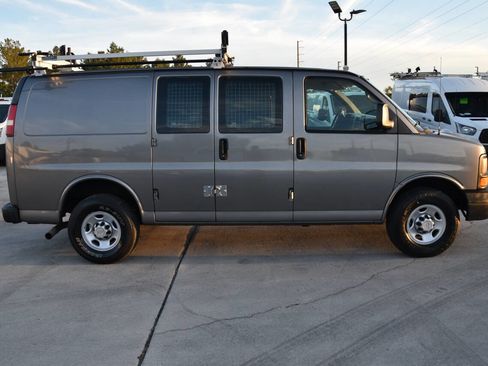Used 2010 Chevrolet Express 2500 image 8