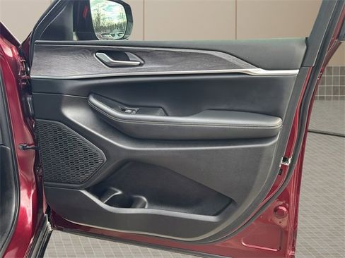 Certified 2024 Jeep Grand Cherokee Limited w/ Black Appearance Package image 37