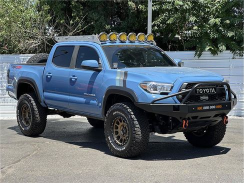 Used 2019 Toyota Tacoma TRD Off-Road w/ Technology Package AWD/4WD image 8