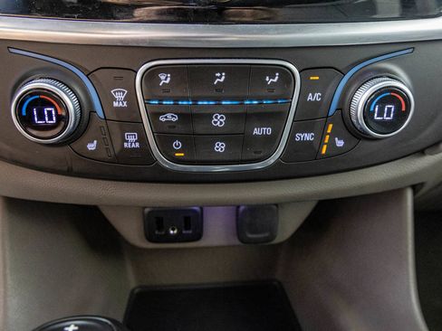 Used 2018 Chevrolet Traverse LT FWD image 29
