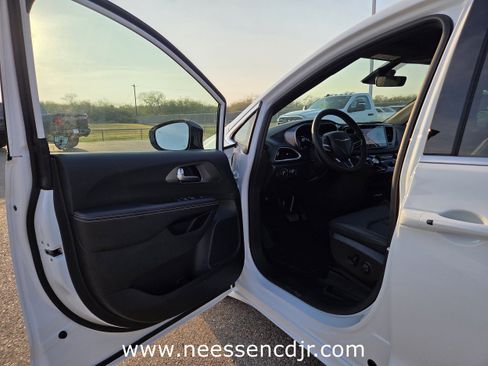 New 2026 Chrysler Voyager LX image 11