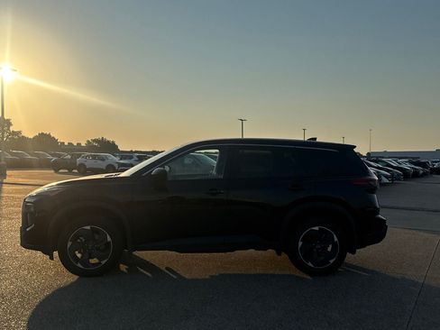 Certified 2024 Nissan Rogue SV FWD image 14