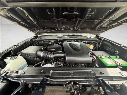 Used 2018 Toyota Tacoma SR5 AWD/4WD image 17