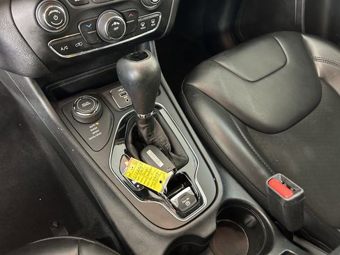 Used 2019 Jeep Cherokee Latitude Plus AWD/4WD image 19