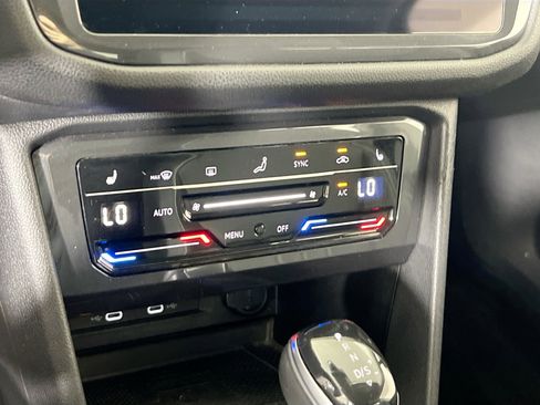 Used 2022 Volkswagen Tiguan SE image 15