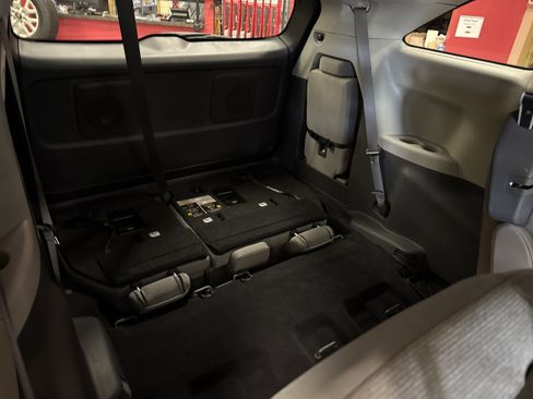 Used 2023 Toyota Sienna LE FWD image 34