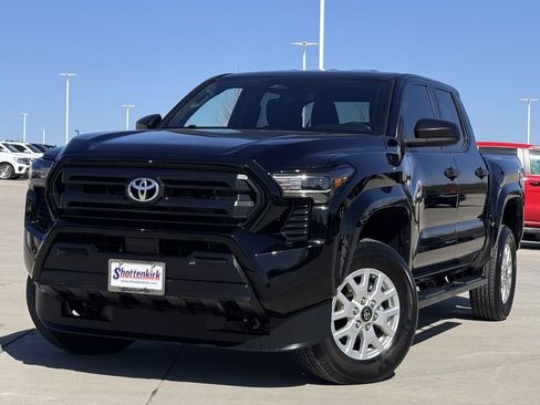 Used 2025 Toyota Tacoma SR image 2