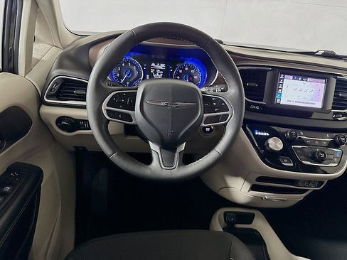 Used 2023 Chrysler Voyager LX image 22