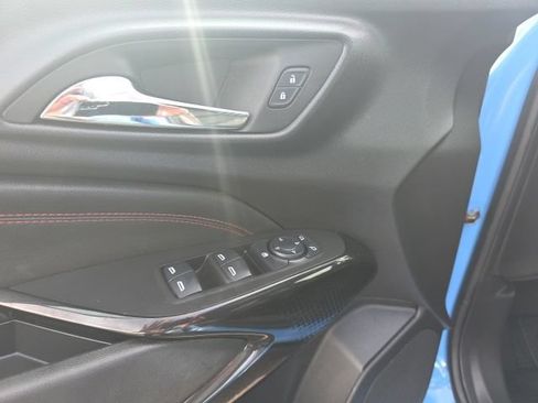Used 2024 Chevrolet Trax RS w/ Sunroof Package FWD image 18