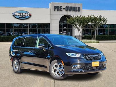 Used 2024 Chrysler Pacifica Limited w/ Uconnect Theater Family Group