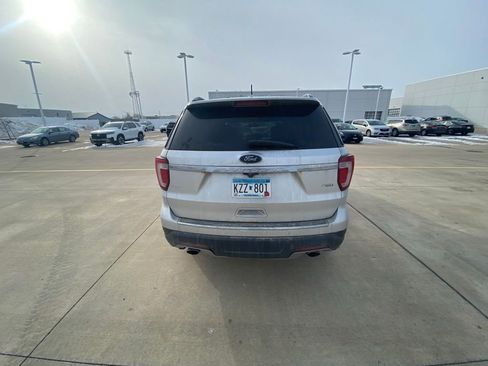 Used 2018 Ford Explorer XLT image 7