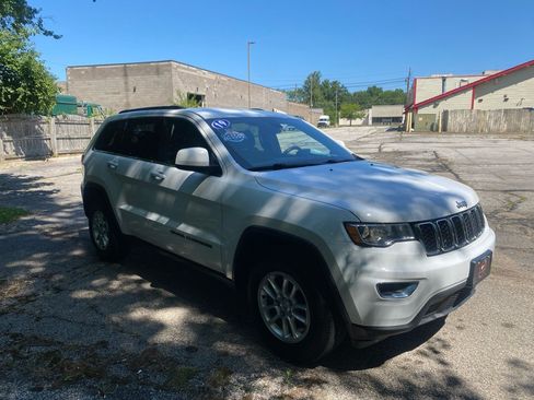 Used 2019 Jeep Grand Cherokee Laredo AWD/4WD image 7