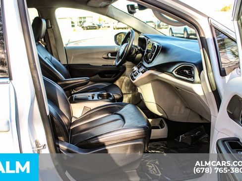 Used 2023 Chrysler Pacifica Touring-L image 23