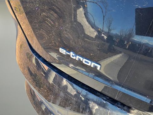 Used 2020 Audi e-tron Premium Plus image 11