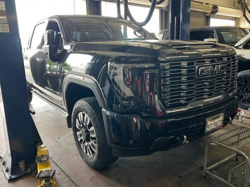 Used 2024 GMC Sierra 2500 Denali Ultimate image 2