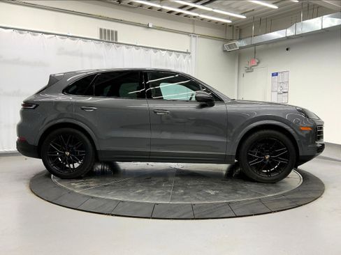 Used 2025 Porsche Cayenne image 8