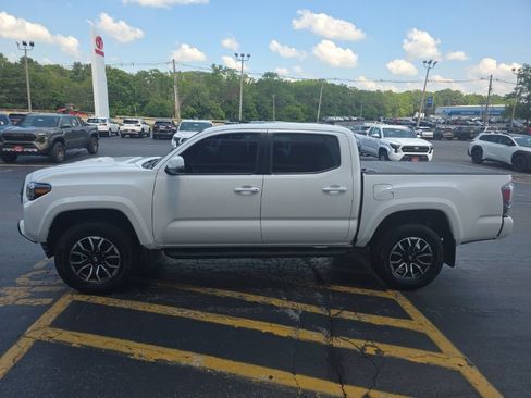 Used 2021 Toyota Tacoma TRD Sport w/ TRD Premium Sport Package AWD/4WD image 8