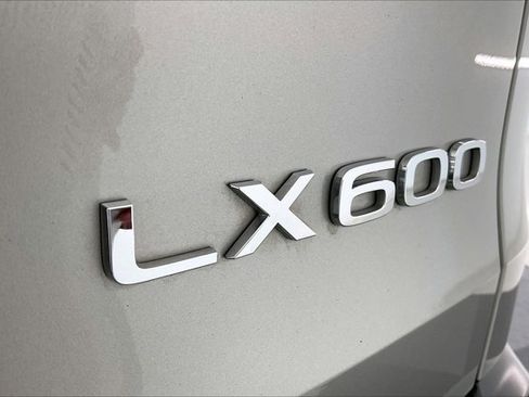 Used 2022 Lexus LX 600 4WD w/ Luxury Package image 7
