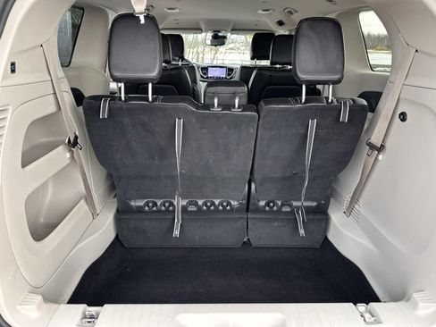 Used 2024 Chrysler Pacifica Touring-L image 12