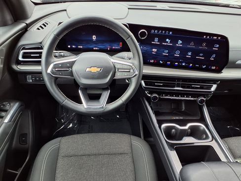 Used 2025 Chevrolet Traverse LT image 3