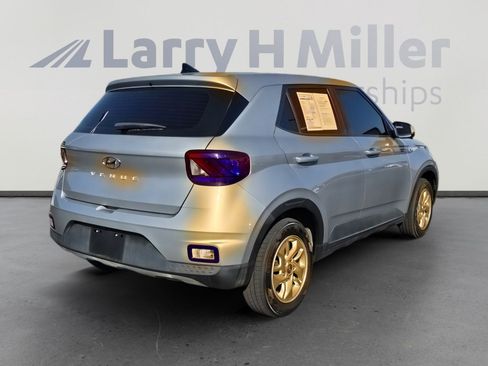 Used 2021 Hyundai Venue SE image 5