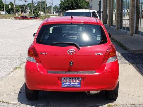 Used 2010 Toyota Yaris 4-Door Hatchback FWD image 4