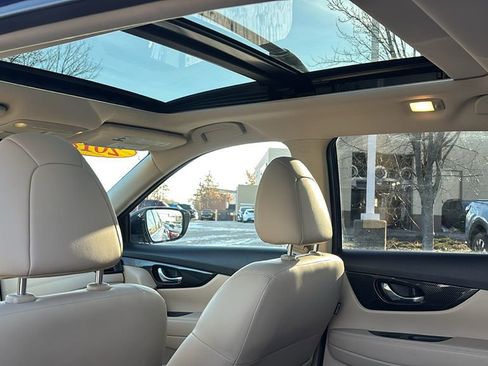 Used 2018 Nissan Rogue SL w/ Premium Package image 32
