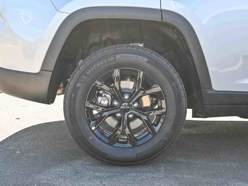 New 2025 Jeep Grand Cherokee Altitude image 9