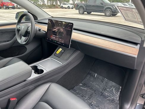 Used 2025 Tesla Model Y Long Range RWD image 36