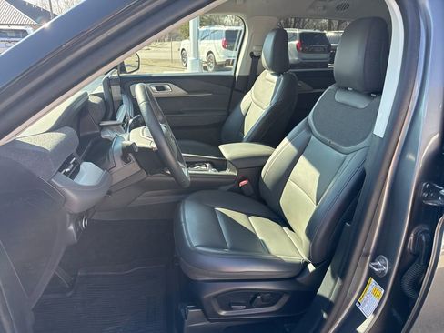 Used 2025 Ford Explorer Active w/ Active Comfort Package image 8