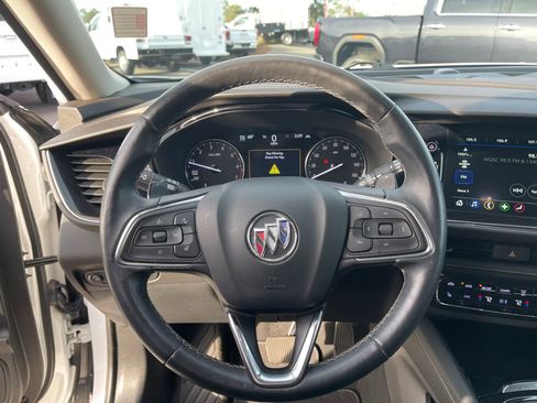 Used 2023 Buick Envision Essence image 18