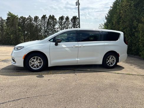 Used 2026 Chrysler Pacifica Select FWD image 3