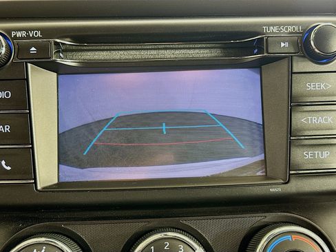 Used 2018 Toyota RAV4 LE FWD image 21