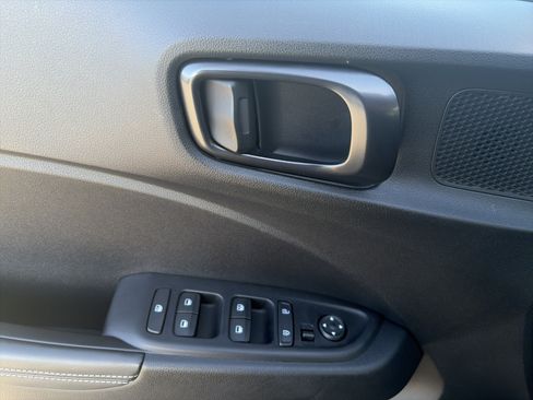 Certified 2025 Hyundai Venue Limited FWD image 8