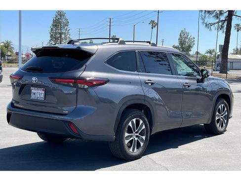 Used 2024 Toyota Highlander XLE image 7