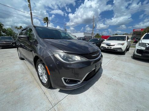 Used 2018 Chrysler Pacifica Touring-L FWD image 4