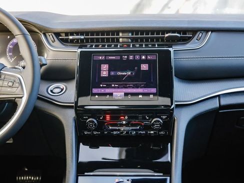 New 2025 Jeep Grand Cherokee Altitude image 14