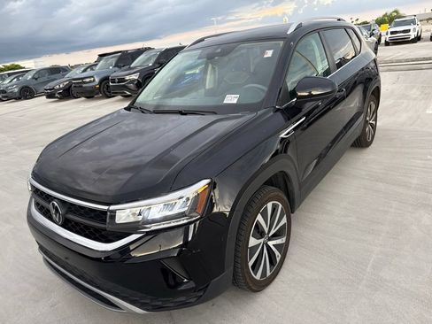 Certified 2023 Volkswagen Taos SE FWD image 2