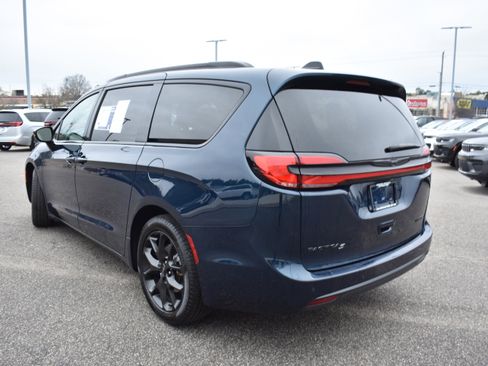 Used 2025 Chrysler Pacifica Limited image 7