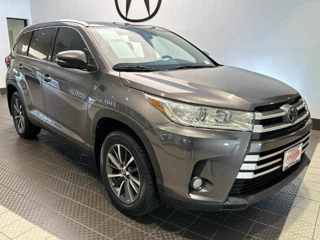 Used 2019 Toyota Highlander XLE AWD/4WD image 2
