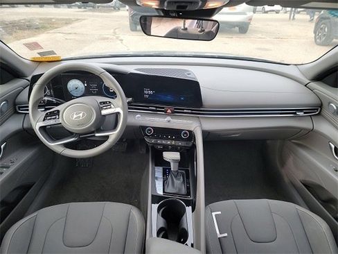 Used 2025 Hyundai Elantra SEL image 8