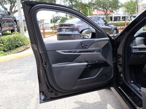 Used 2025 BMW 740i w/ Premium Package RWD image 28