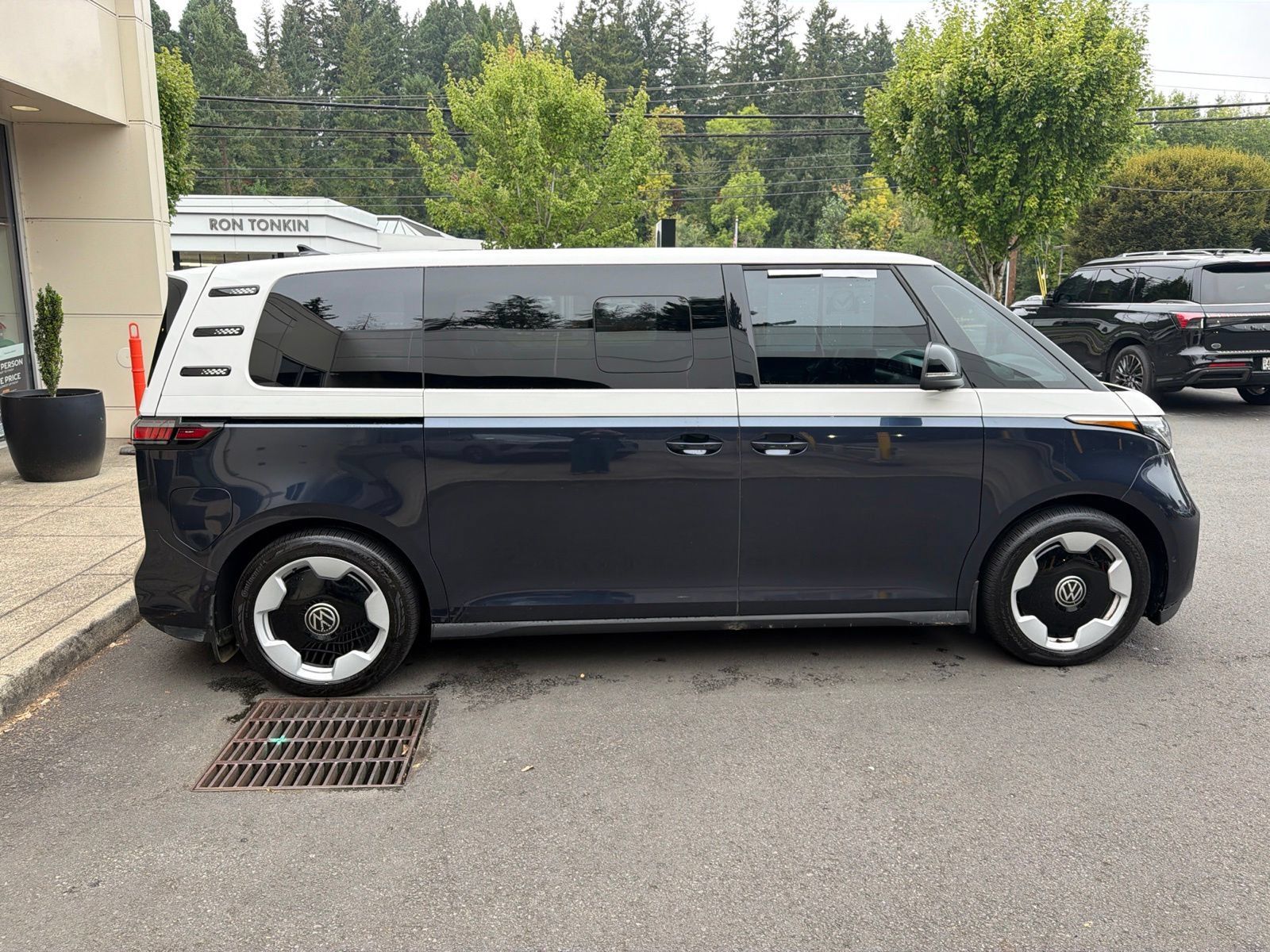 Used 2025 Volkswagen ID. Buzz Pro S Plus AWD/4WD image 5