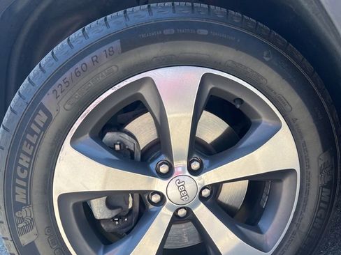 Used 2019 Jeep Cherokee Limited AWD/4WD image 3