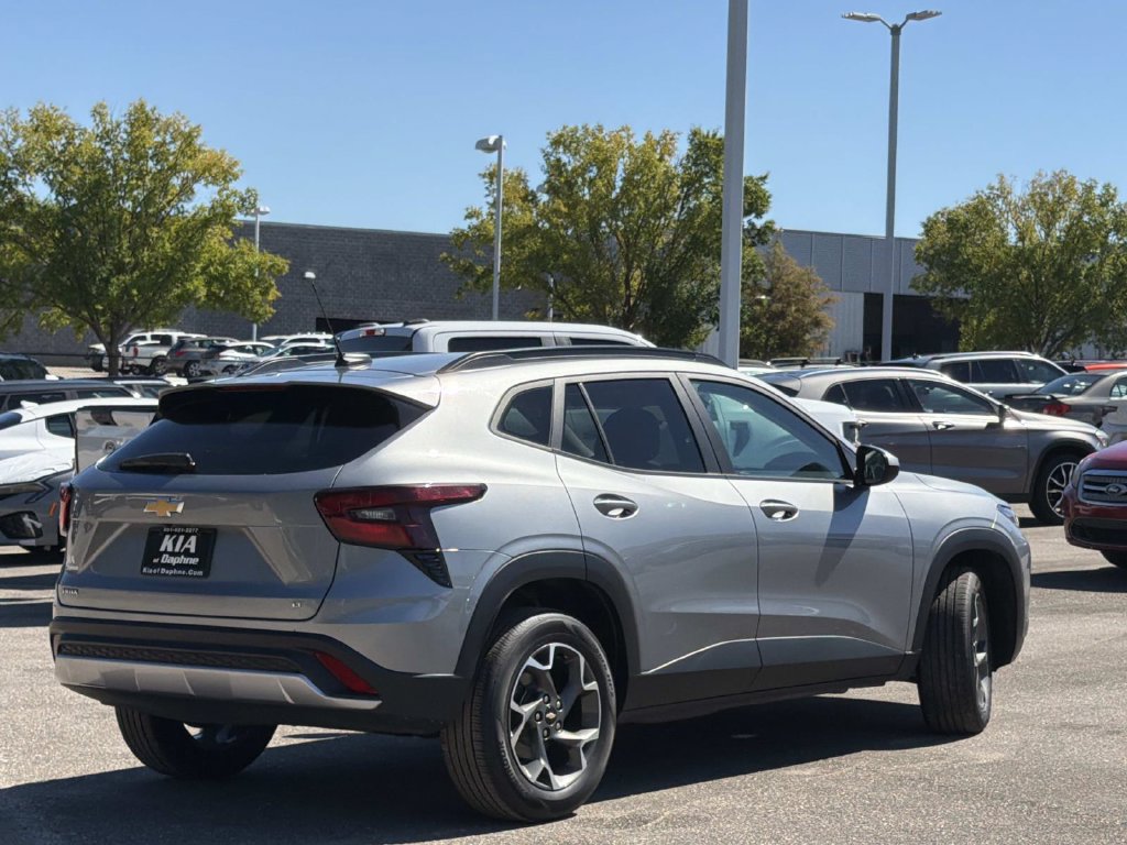 Used 2024 Chevrolet Trax LT FWD image 4