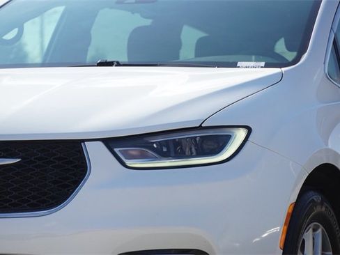 Used 2022 Chrysler Pacifica Touring image 4