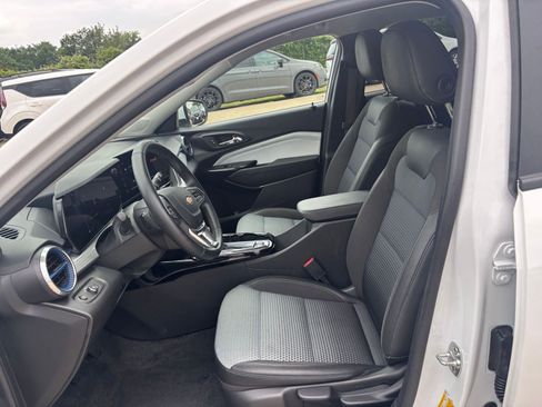 Used 2025 Chevrolet Trax LT w/ LT Convenience Package image 25