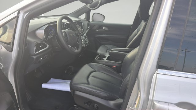 Used 2026 Chrysler Pacifica Select FWD image 8