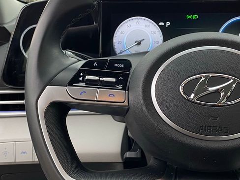 Used 2022 Hyundai Elantra Limited FWD image 13