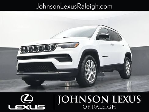 Used 2023 Jeep Compass Latitude w/ Sun and Sound Group AWD/4WD image 16